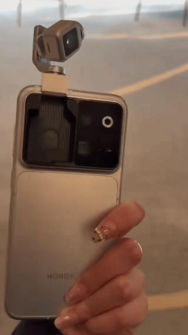 刷到荣耀Robot Phone真机上手实拍，机械云台展开的观感颇具未来气息，重构