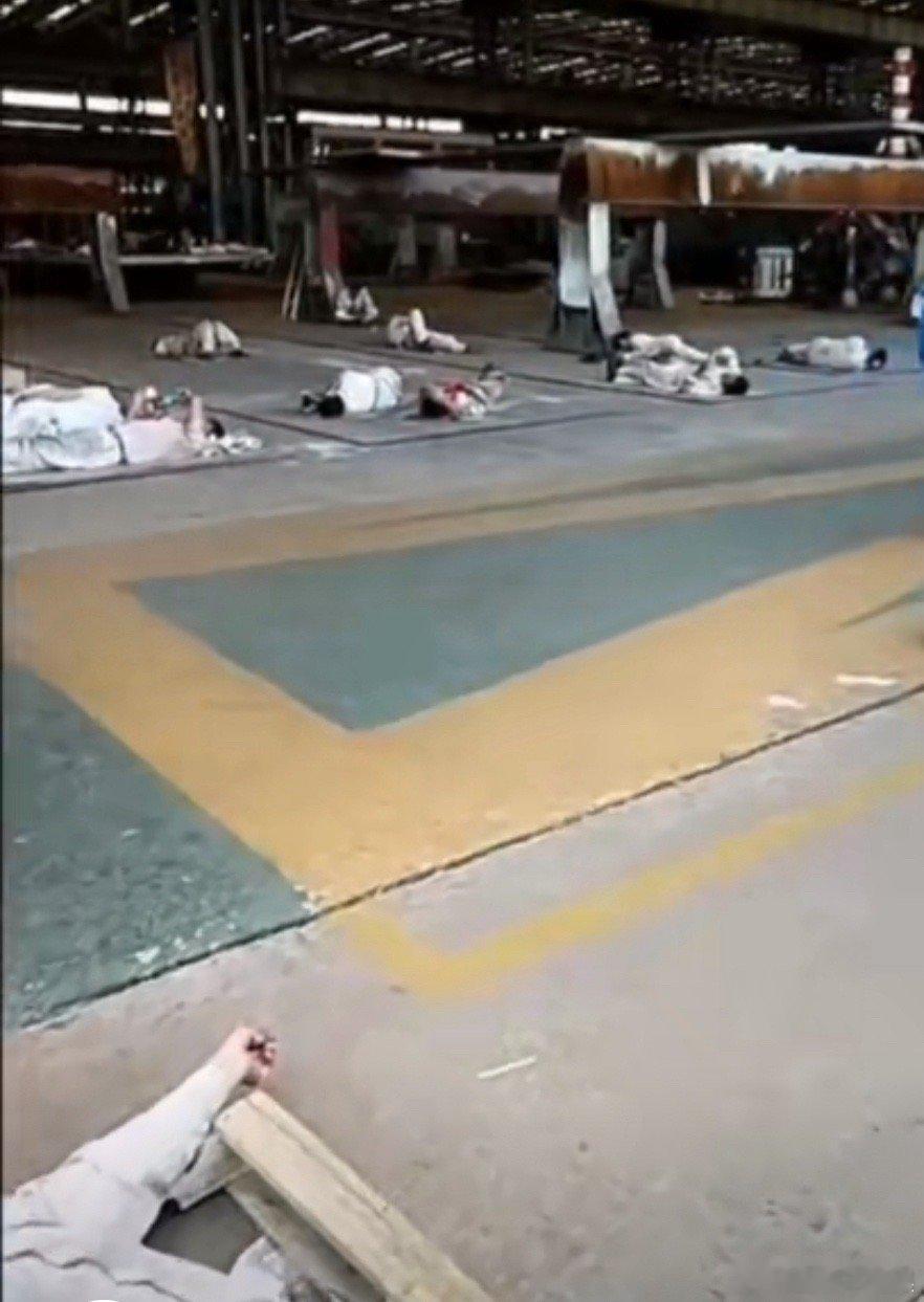 #打工人午休随地大小睡#果然是当代打工人，大家的午休都是一样的！这样的奇葩的午睡