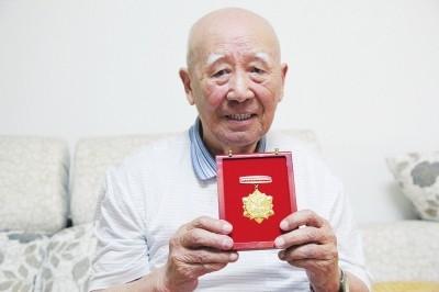 “我拿着大刀，使出全身力气砍了下去，砍了好几下才把鬼子的头砍掉，”1940年，年