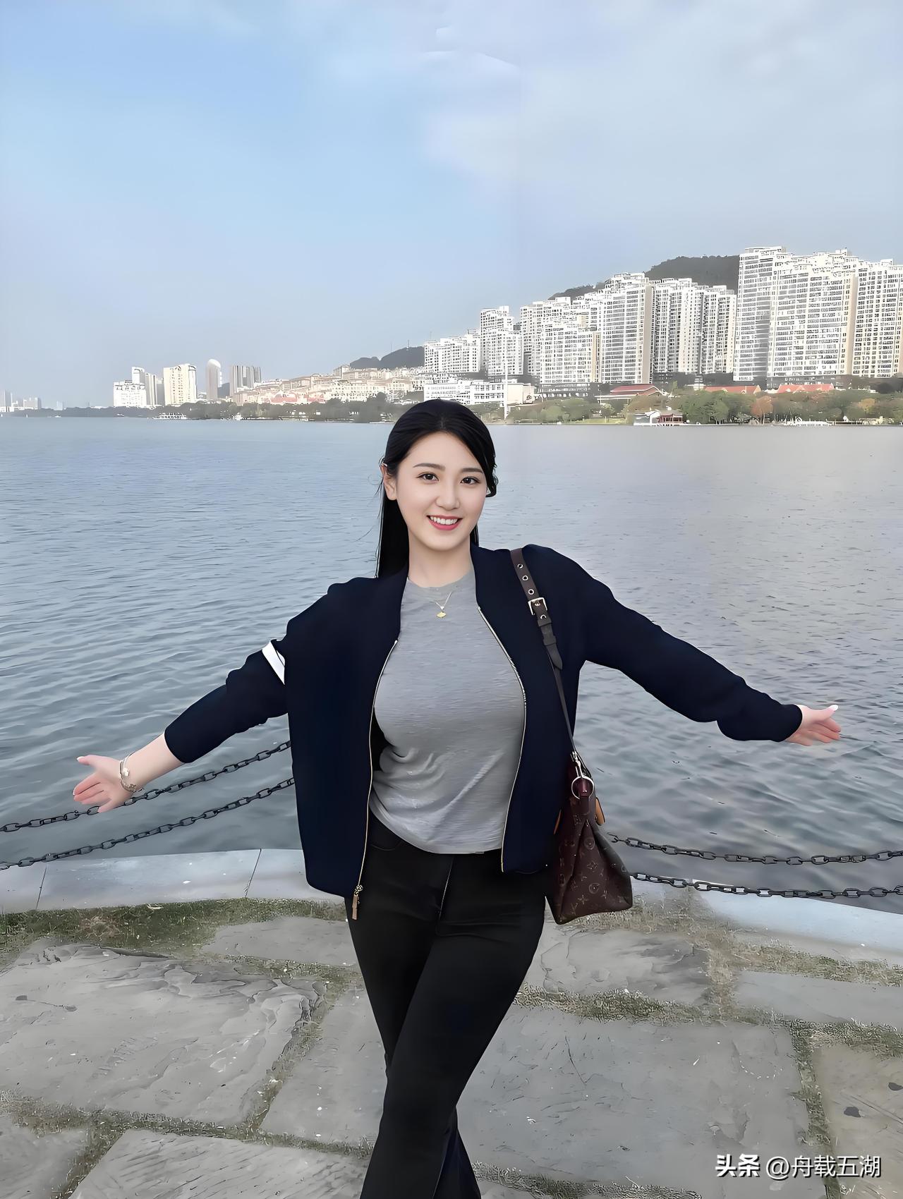 日常的仪式感
不必远行，
湖岸的微风、摇曳的枝叶，
已足够让平凡的日子闪闪发光。