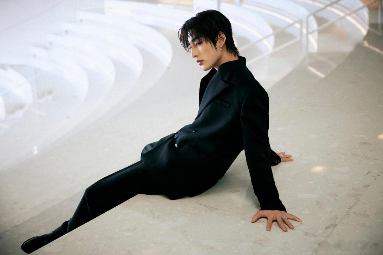 建议林秋楠黑西装半永久 有被林秋楠最新发布黑西装造型惊艳，身后背景和黑西装形成空