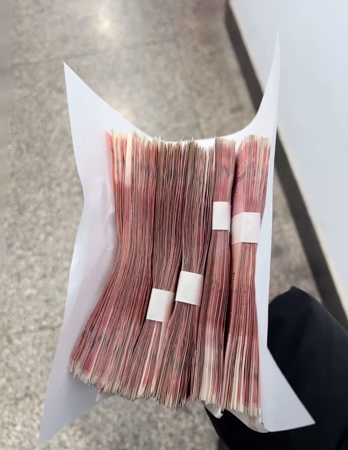 前天我表哥打电话，说他店里周转不开，想和我拿五万，三个月准还。
我说正好，这阵子