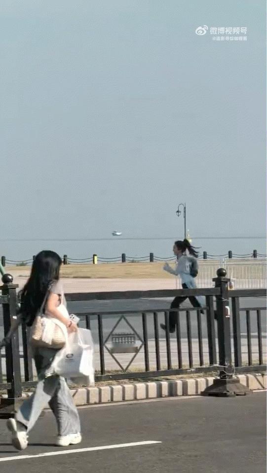 蔡文静奔跑吧快跑出残影了蔡文静快跑出残影了看路透直接笑出声，蔡文静奔跑吧跑起来快