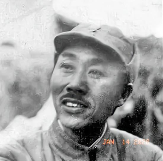 1940年秋，太行山黄崖洞兵工厂内，刘鼎正对着日军掷弹筒苦思。这不到3公斤的铁家