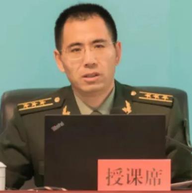 内蒙古一光棍收养两个月大男婴，含辛茹苦把他养大。40年后，男孩当上了武警上校军官