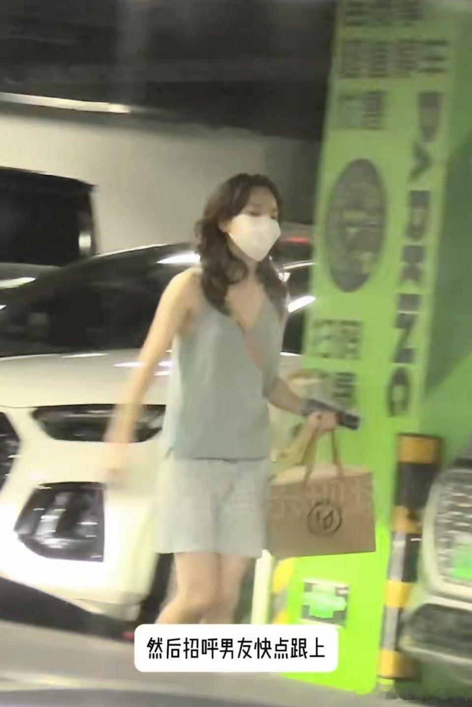 八卦媒体拍到焦俊艳和一位素人男生出门逛街，二人结束行程后一同上车，在车内凑在一起