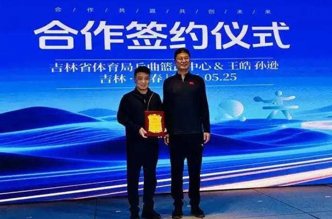 王皓出任吉林省乒乓球队技术总监，携孙逊助力吉林乒乓
 
5月25日，长春籍奥运冠