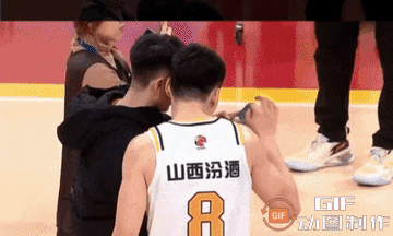 昨晚CBA常规赛山西男篮客场对阵深圳男篮末节比赛，山西后卫张宁在拼抢中挥肘击中深