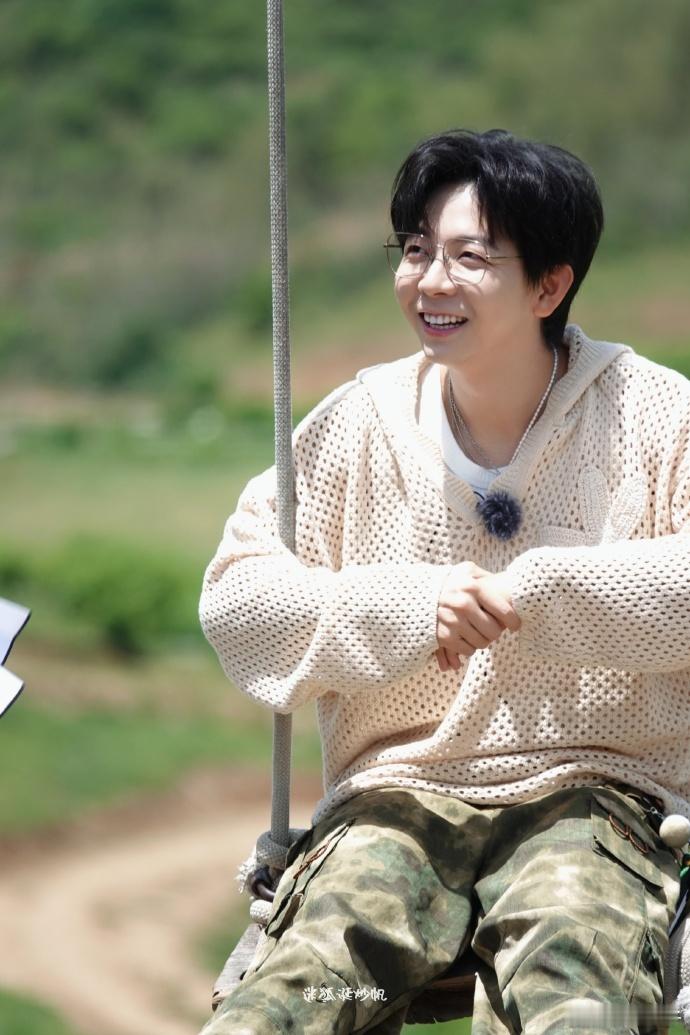 咬胡夏的蝉是什么品种 胡夏被咬后发的照片，蝉趴在他手臂上，像在说 “以后我就是你