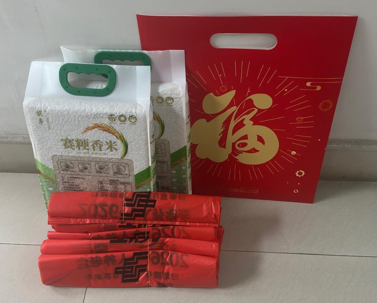 去银行遇到一个豪爽的工作人员，得了那么多免费的礼物，真是赚到了！

在邮政储蓄的