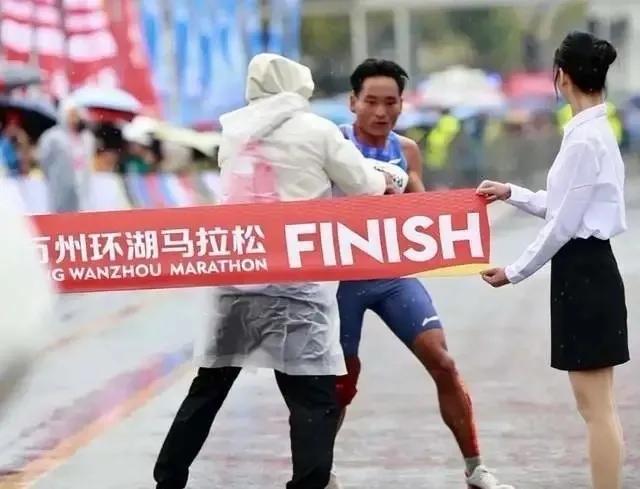 马拉松比赛，第一名即将冲线，裁判竟伸手强行拦下！
          2026年