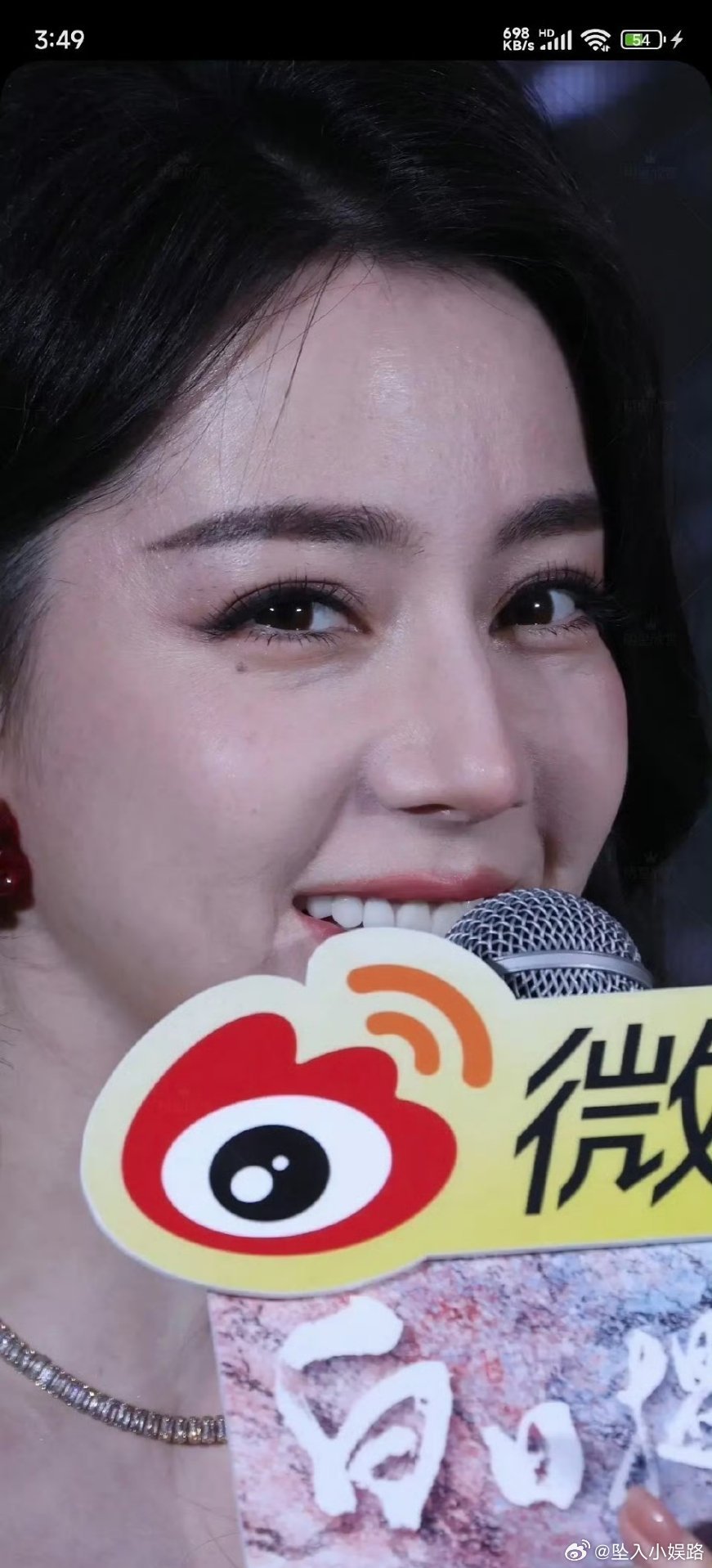 迪丽热巴颈纹比我还严重 