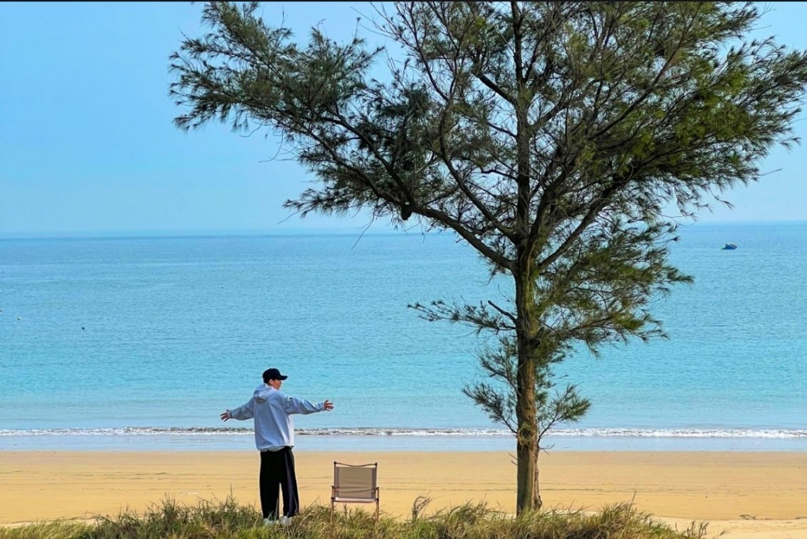 5月2日，宜放空，宜发呆。不必赶景点，不必挤人潮。 找一片海、一棵树、一阵风， 