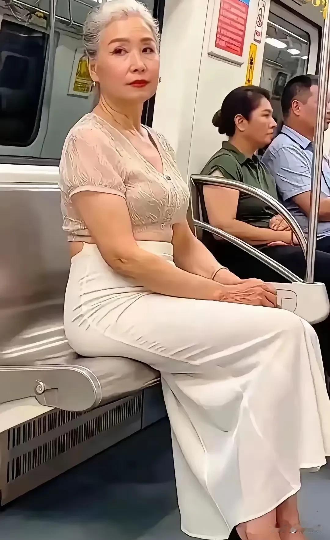‌上海地铁中的银发奶奶们以白发不染、穿搭极简的独特风格，诠释了“优雅老去”的真谛