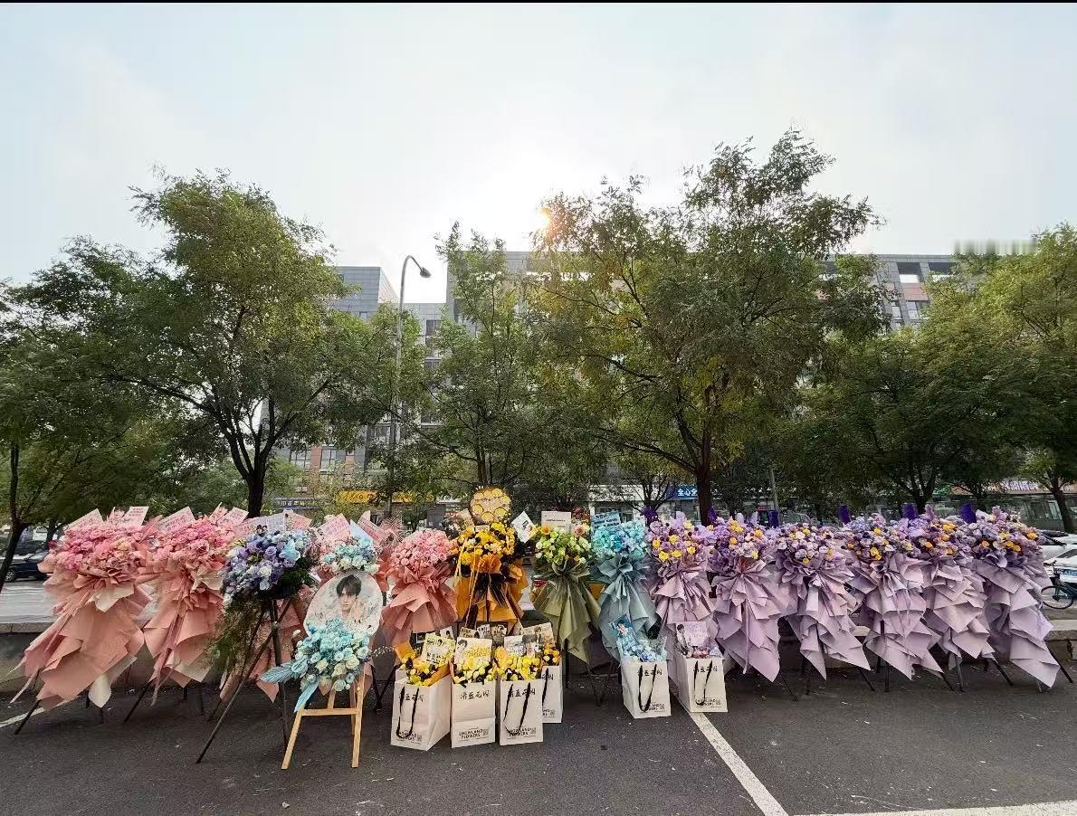 马嘉祺宋亚轩毕业大戏花篮 特别貌美的花花 ​​​