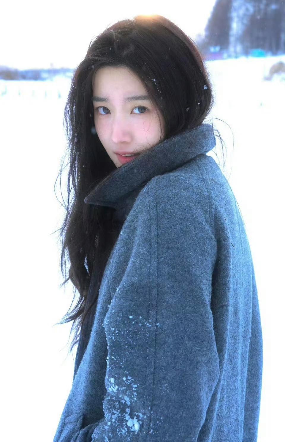 卢昱晓在新剧《轧戏》里的表现备受吐槽。

男主也选错了，完全不搭。

长得寡淡，