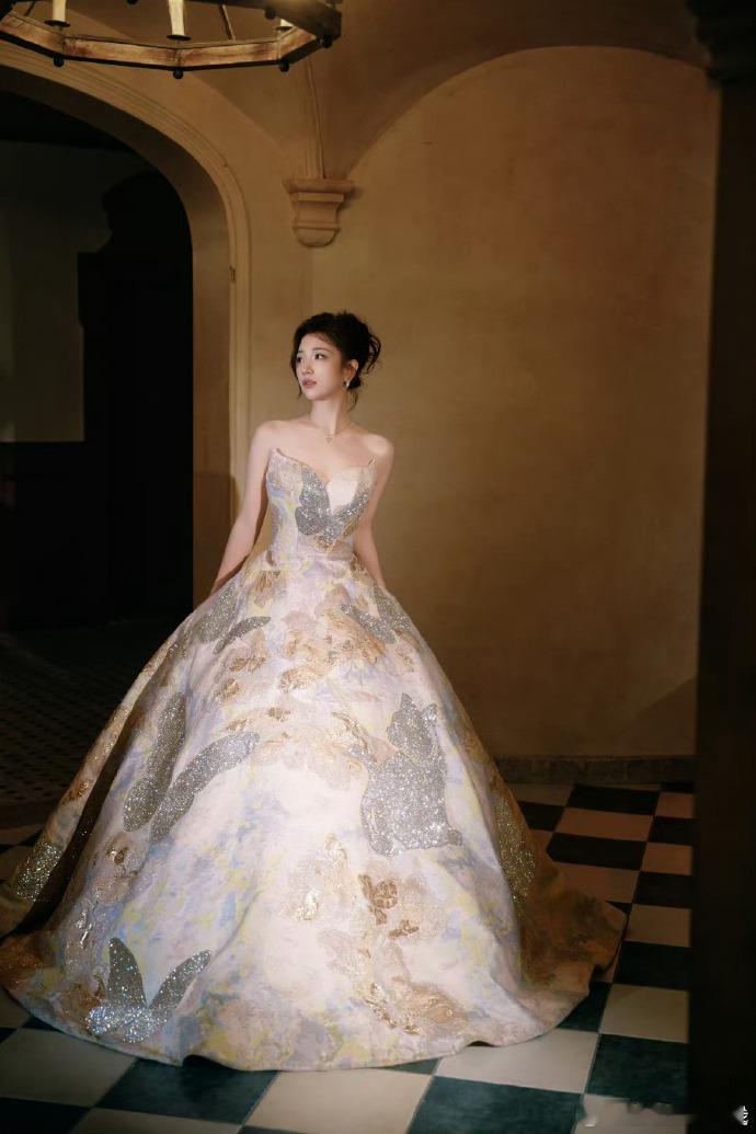 ELLE盛典女明星造型 张雨绮红色抹胸长裙明艳！高开叉秀长腿，搭配金色手镯，大波