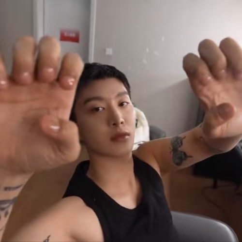 范丞丞第一次做美甲不在乎外界眼光的范丞丞真的很棒！他为了不让自己继续去咬指甲，为