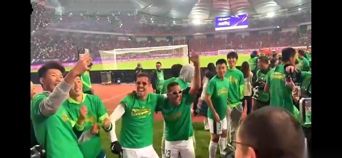 终于可以把憋了一年的这口气，理直气壮地吼出来了：
国安，是冠军！
管他踢得有多支