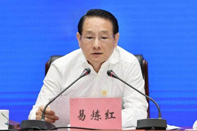 靴子终于落地！易炼红被查在很多人的意料之中，只是看他什么时候出事而已。从江西省委