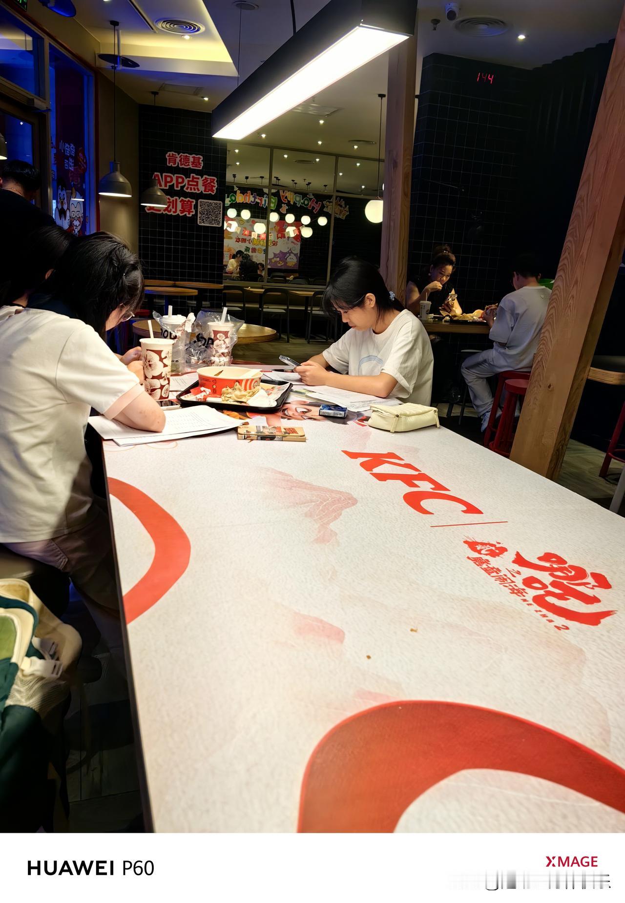 现在孩子都这么卷吗外面吃饭都带考试复习资料。