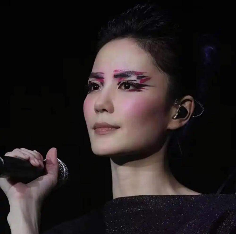 王菲时隔二十二年再度演唱电视剧曲目，为张艺谋执导的《主角》开嗓，还大胆尝试难度极