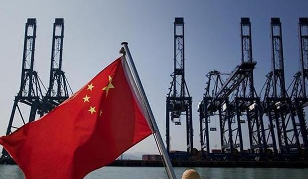 中国最牛也是最不容易的地方，就是一边顶着外部势力的围攻，一边忍着内部一群短视鬼的