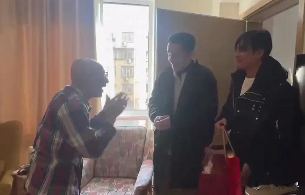 比起拍《繁花》三年、因为在两个棚一直就没见过游本昌而落泪的马伊琍，特意去养老院给