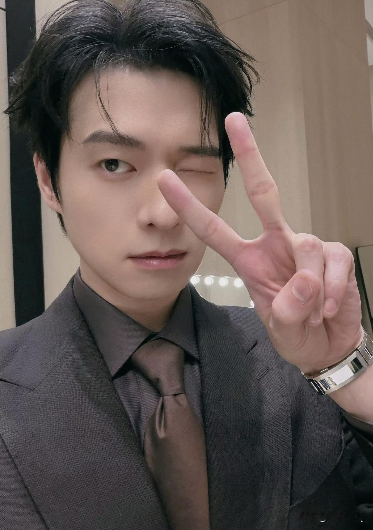 内娱手模代表之一——魏大勋，这手真的太漂亮了，骨节分明，手指细长，单手拿手机太帅