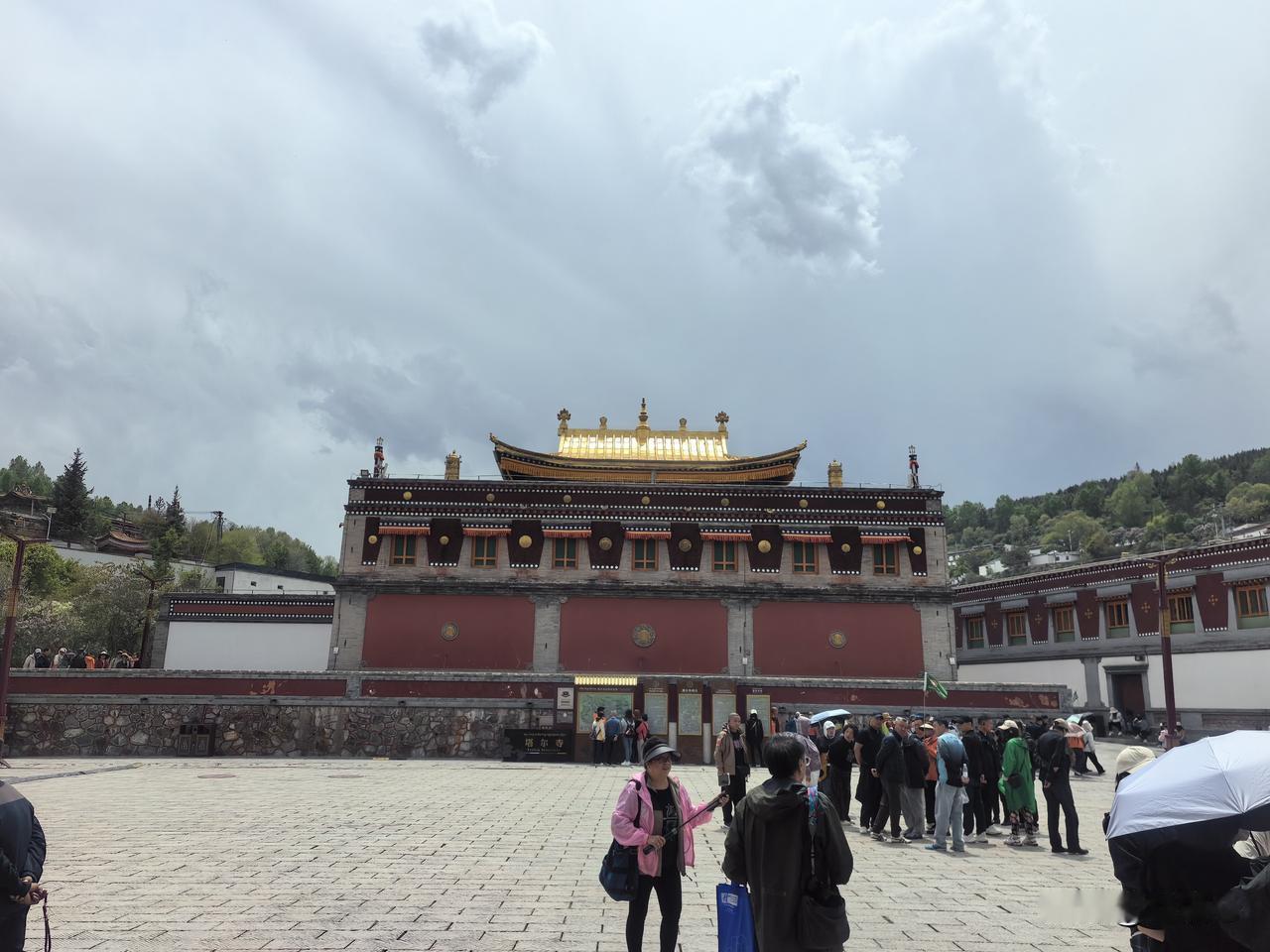 青海最豪的寺庙—塔尔寺
    大金瓦殿（主金顶）用黄金1300两（约65公斤）