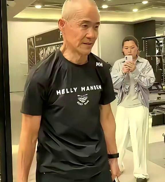 每次看到70多岁的王石，一身腱子肉还在满世界折腾，我心里就咯噔一下。
他就好像一