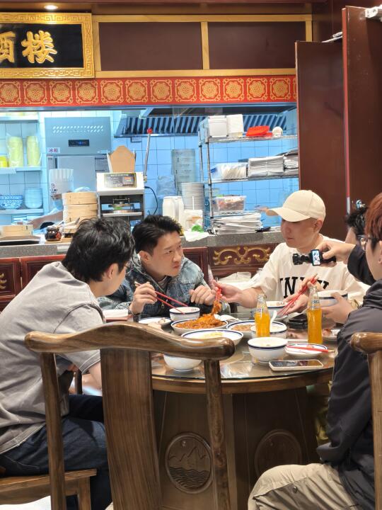 哇靠…吃个饭居然遇到了😂😂😂