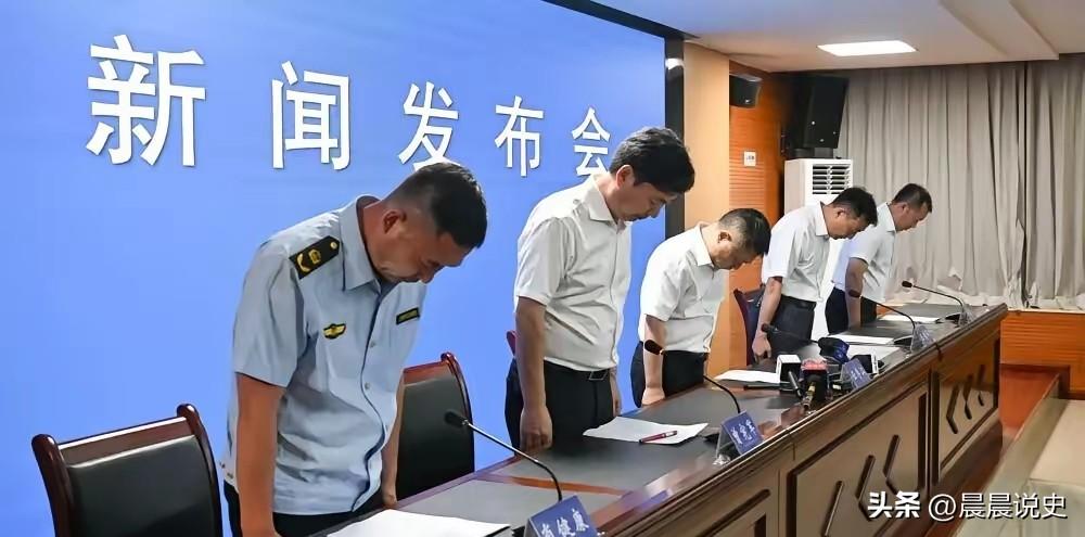 重庆彭水那场突如其来的塌方，把龚宝东的名字推到了风口浪尖。
​谁能想到，西南政法