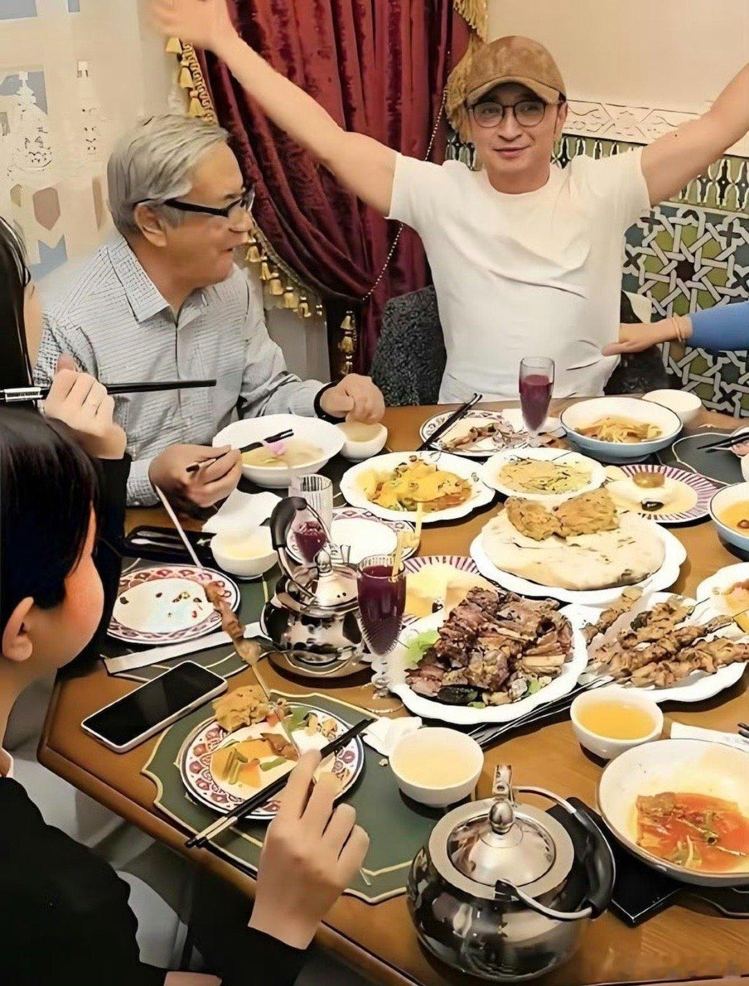 尼格买提家宴8个菜没一个青菜碳水盛宴