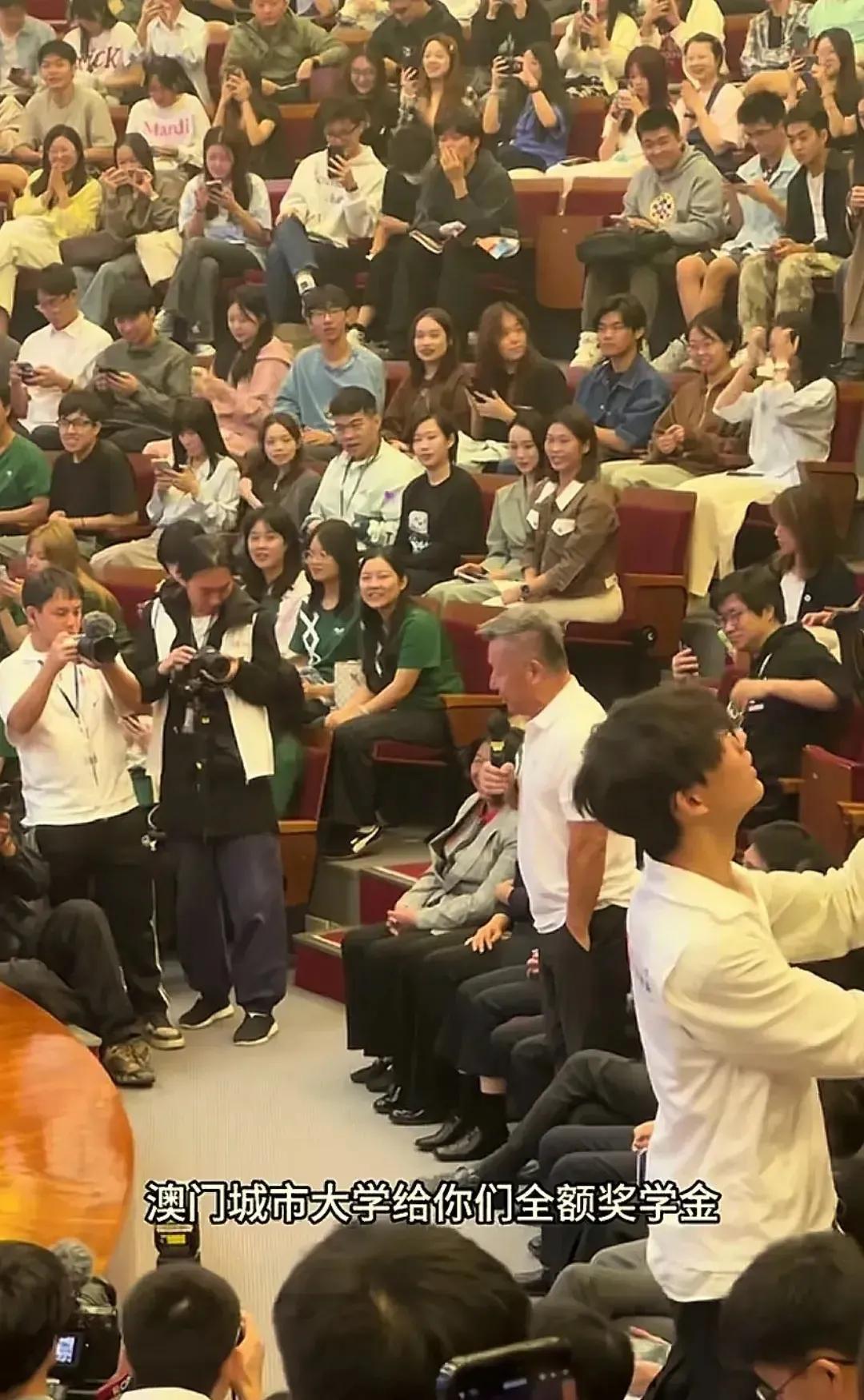 感觉大学也很需要名气高的学生撑场面呢。
全红婵去香港城市大学参加活动，香港城市大