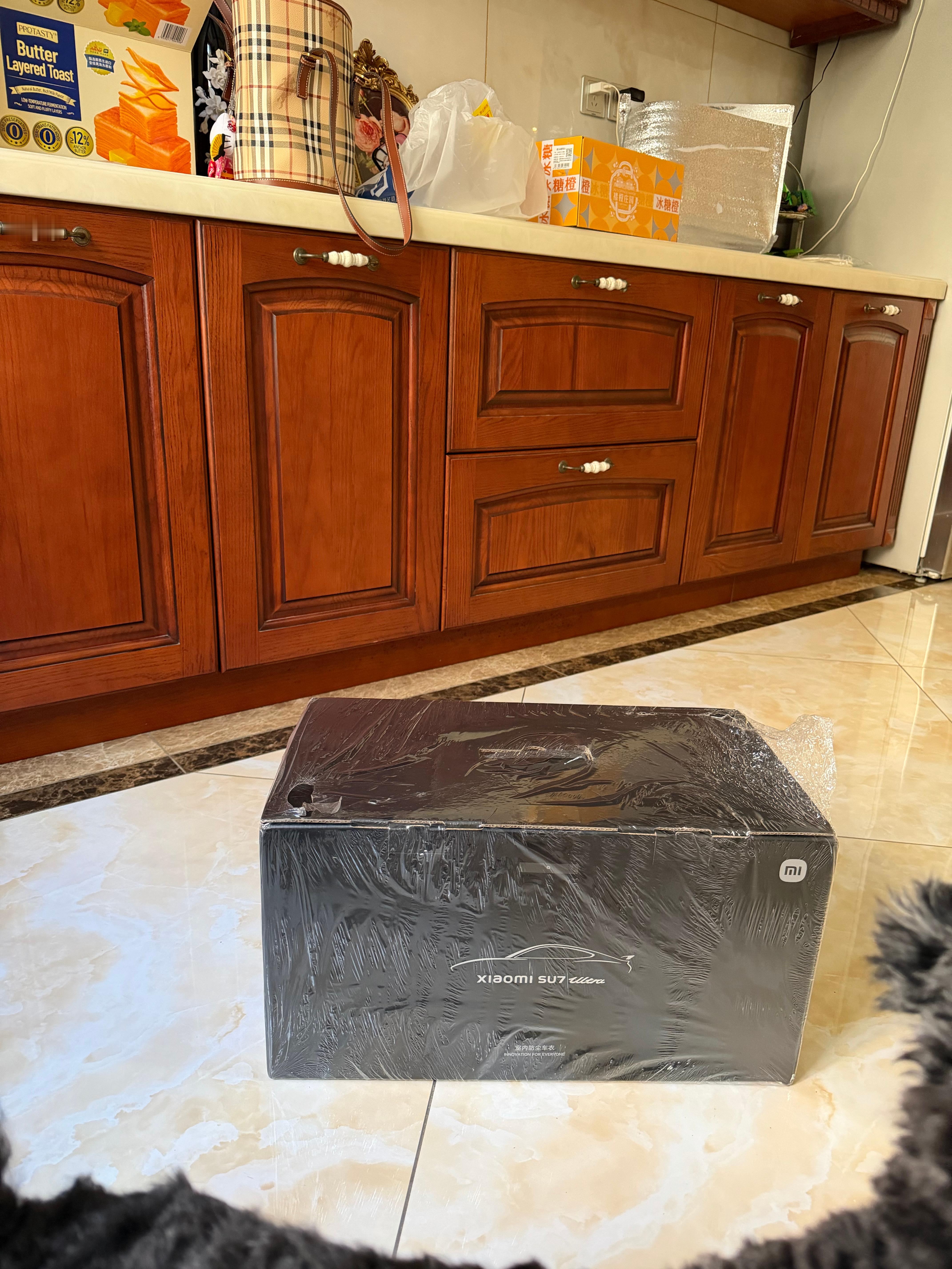 小米汽车送的ultra车衣，关键是我的ultra已经贴了十万块的透明车衣呀也用不