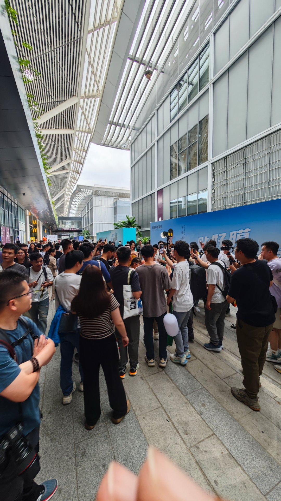 想问下大家~这位是谁~好多人都追着拍~2025粤港澳大湾区车展  ​​​