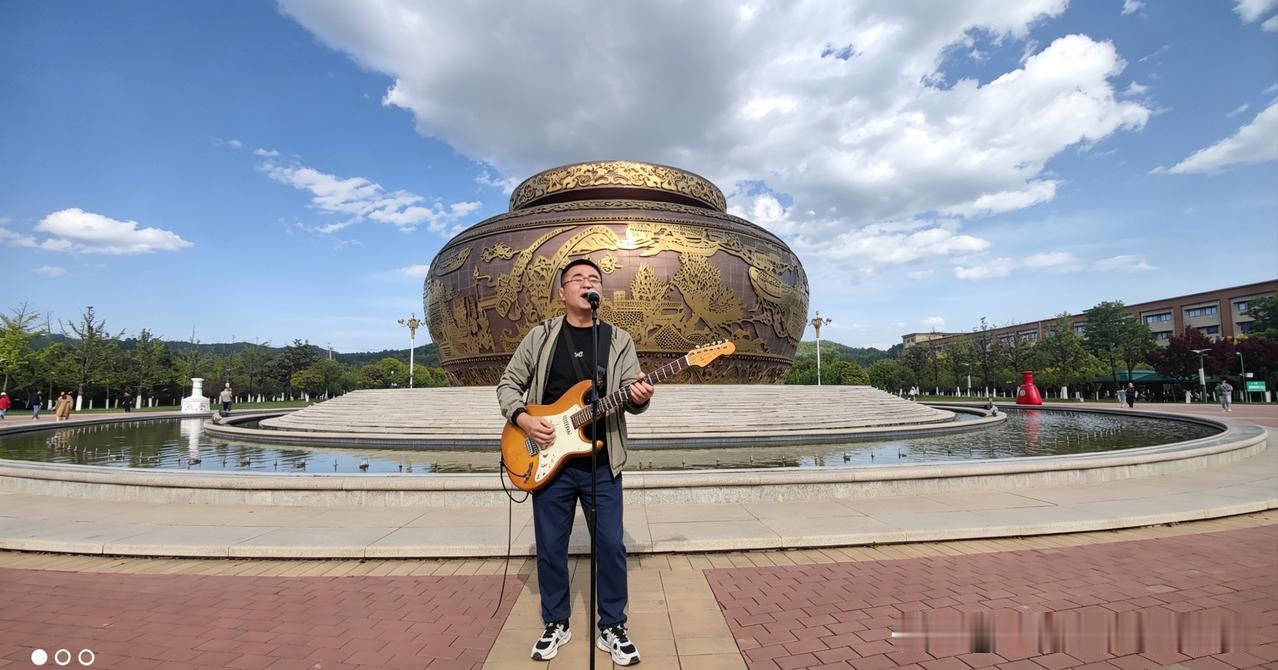 乐器为伴，心安智远
 
热爱音乐、修习乐器的人，大多内心丰盈、从容通透。常有人说