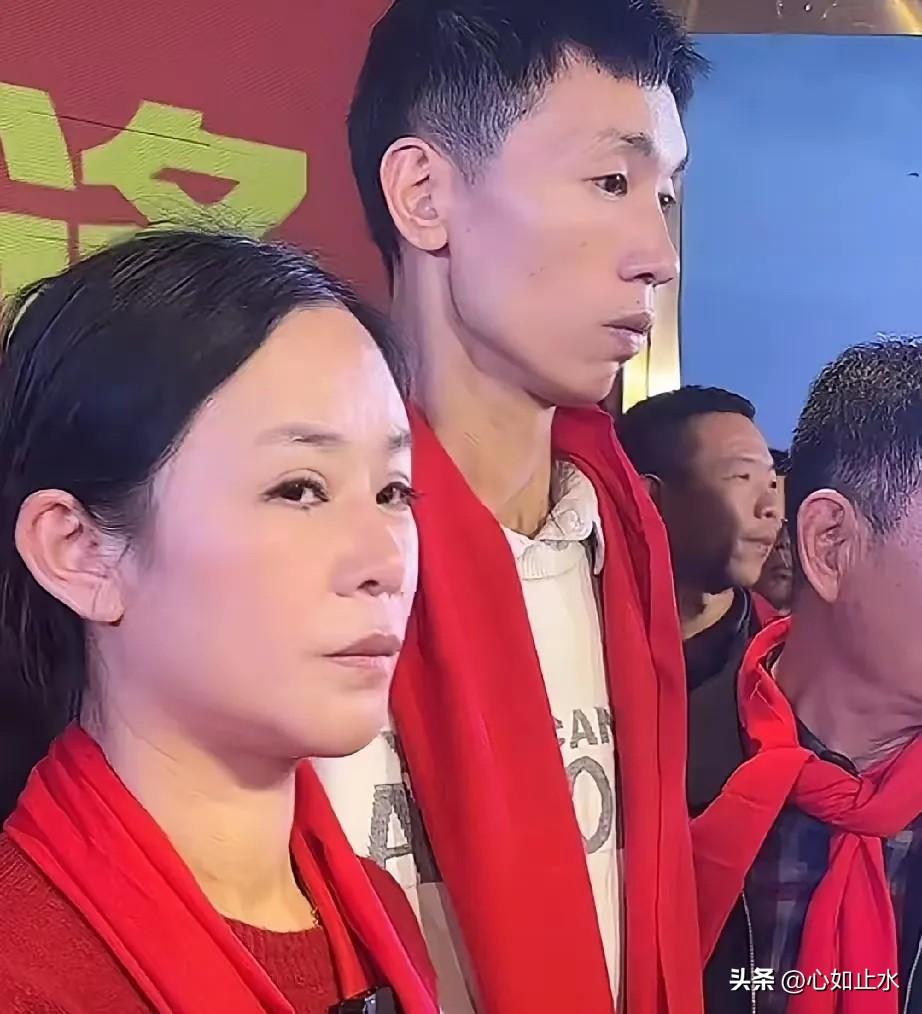 李鑫认亲宴热闹，人情冷暖也一并摆上了桌面

一场认亲宴，来了几十位亲戚，场面不小