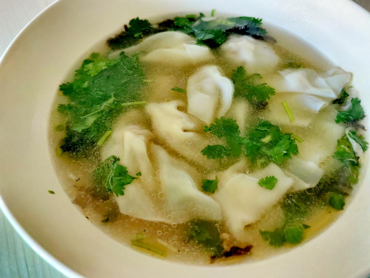 早上吃完一碗馄饨一张半油饼，开始干活。上午争取把塞巴斯蒂安日记过眼初稿写完