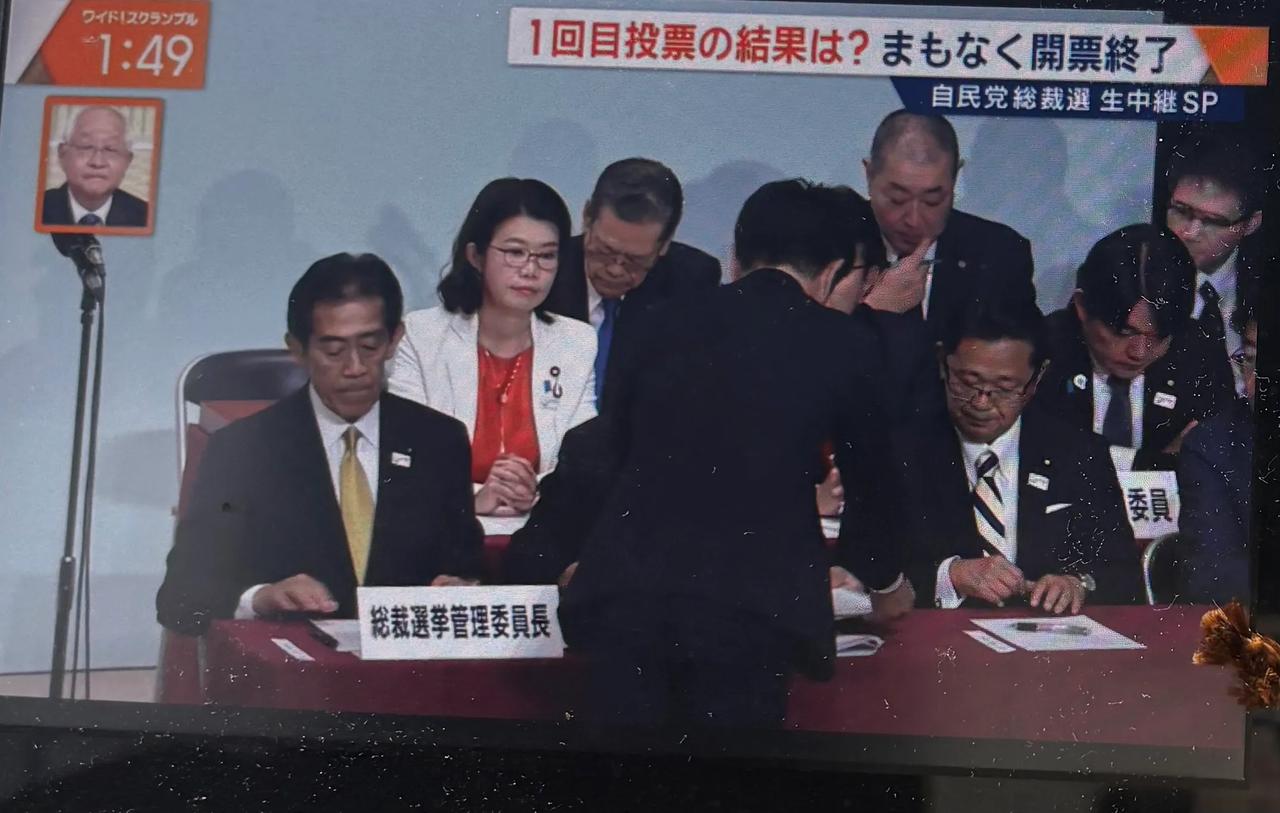 【日本自民党总裁选第一轮结果出台：高市早苗183，小泉进次郎164】

新首相究