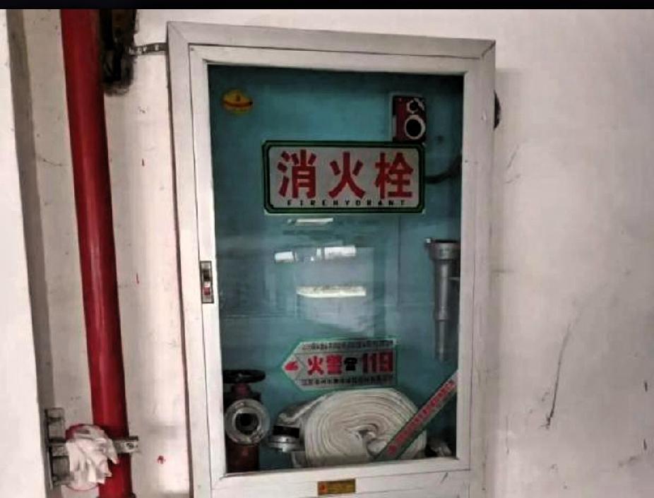 为何楼道消防栓成摆设？300万房产因缺水烧毁引热议！
近年来，楼道消防栓没水的问