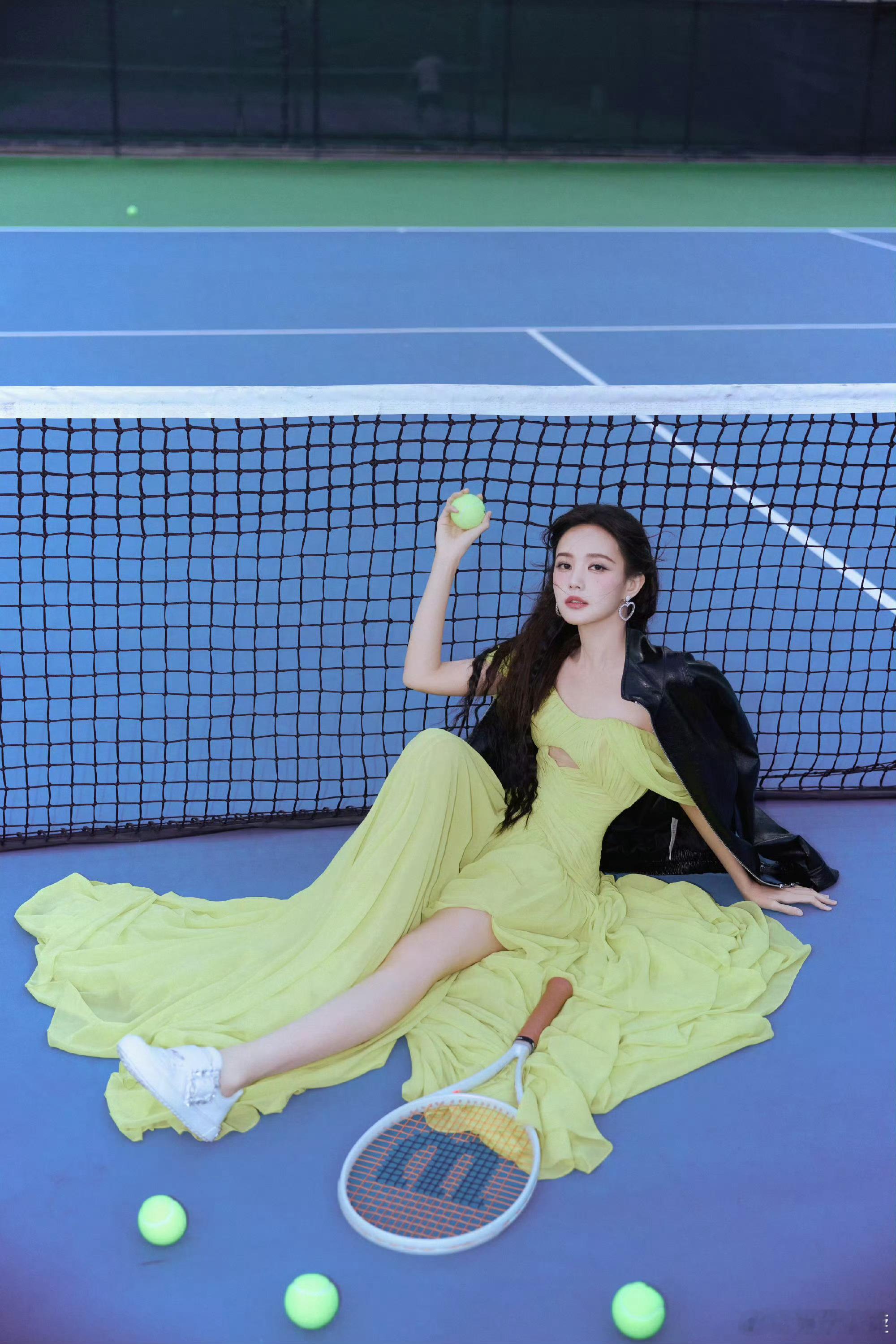 李一桐穿喜欢的裙子运动   像太阳一样耀眼的李一桐！！！这造型真的太美了吧[色]