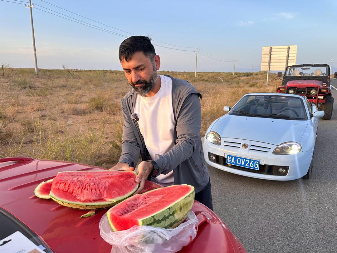 二手敞篷车也能奔袭千里，穿越沙漠！1000km不关篷，现在只走了5分一好晒、好热