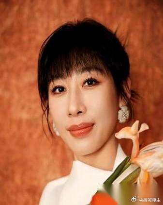 38岁，没靠脸蛋，任素汐凭什么还这么“横”？ 她一开口，就是春晚舞台，搭档毛不易