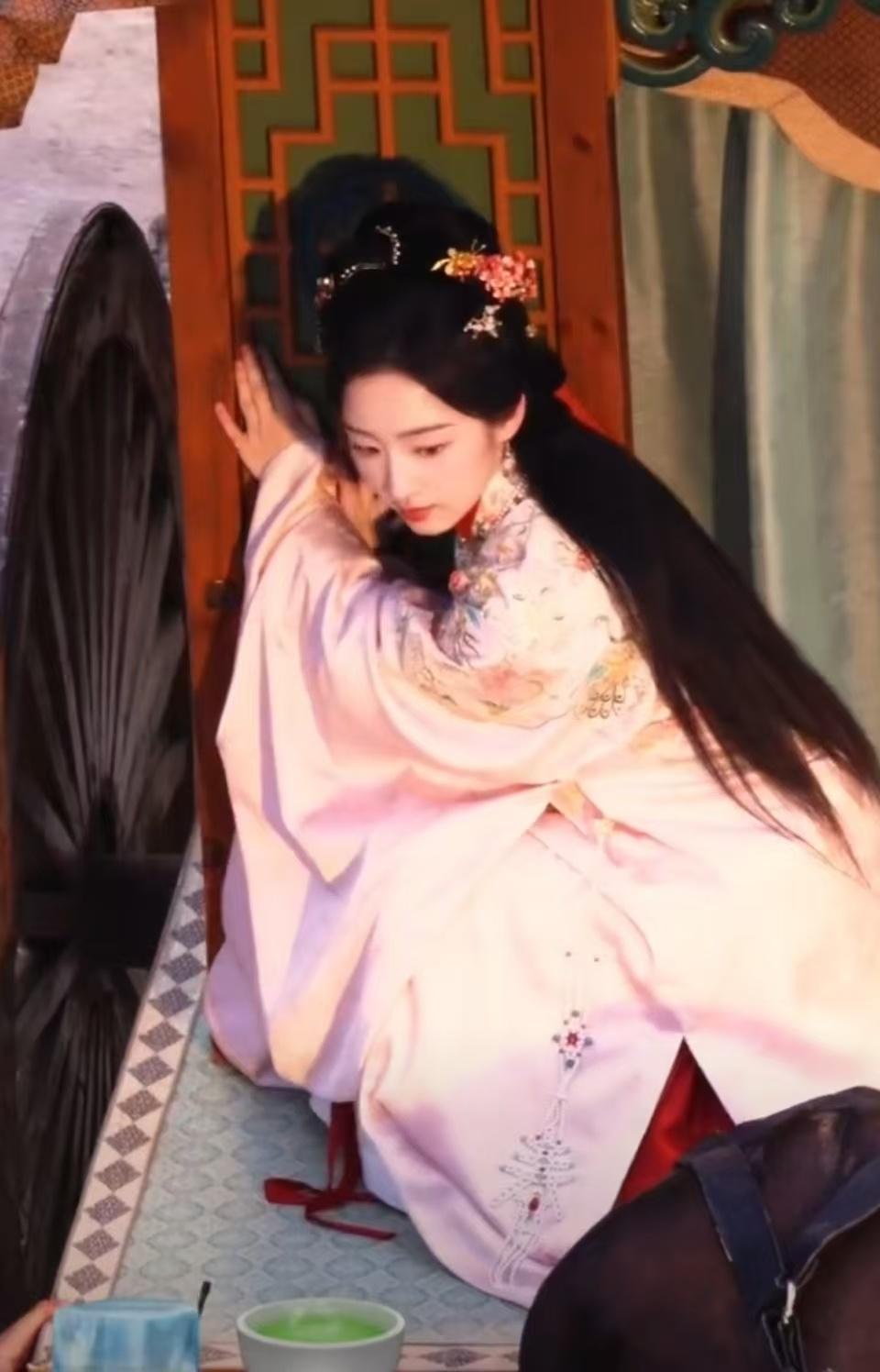 邓恩熙花开锦绣粉衣少女造型邓恩熙花开锦绣粉衣造型路透邓恩熙花开锦绣粉衣造型路透，