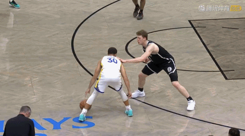 服气！裁判憋了5秒终于吹了！
在今天NBA常规赛勇士对阵篮网的第四节比赛中，沃尔