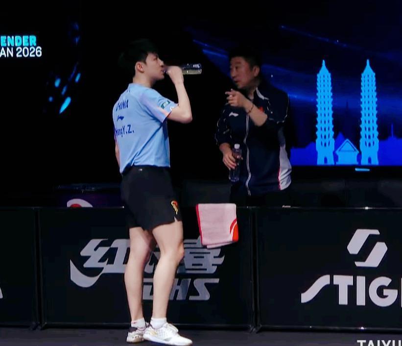 终于看来王曼昱主管教练徐辉了！

太原挑战赛，
他给黄友政做现场教练，
这次太原