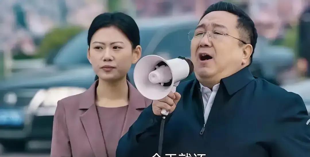 欠200万工人工资，老板却跑了
 
昨晚，工地大门被堵，几百号人举着空饭盒。乔德