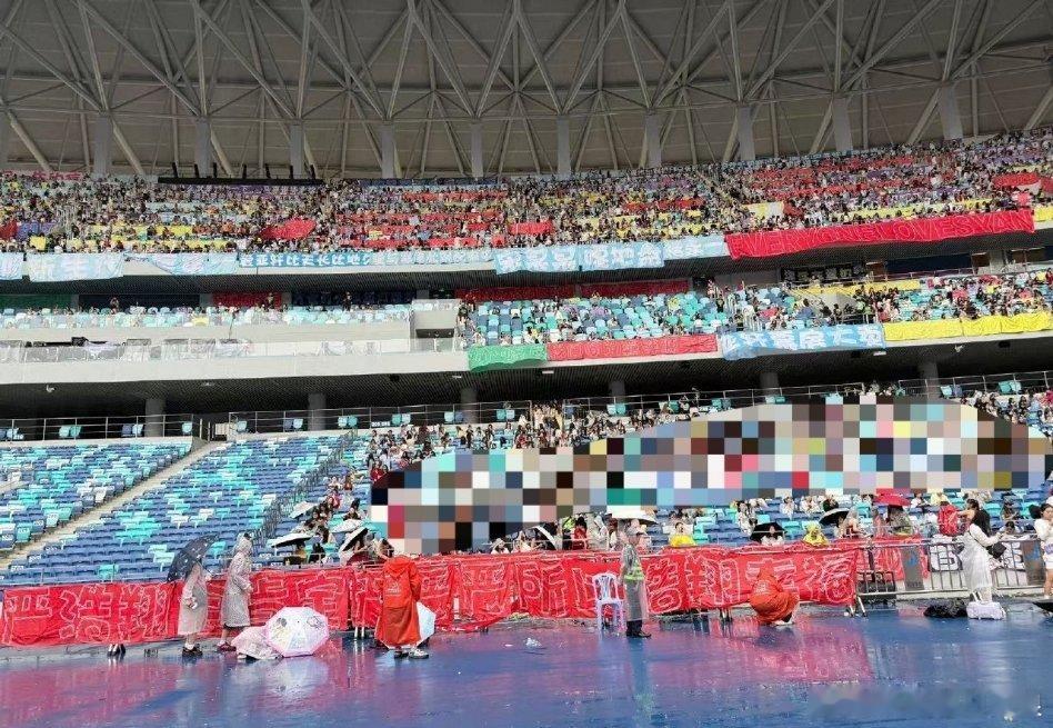 时代少年团广州演唱会day4现场灯牌情况：马嘉祺紫海、宋亚轩青海、严浩翔红海，三